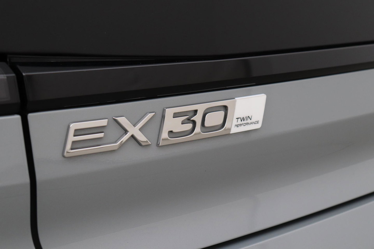 Volvo EX30 Cross Country Twin Motor Performance Ultra 69 kWh | Harman/Kardon | Panoramadak | 360° Camera | Warmtepomp | BLIS | Park Pilot Assist | Stoel+Stuurverwarming