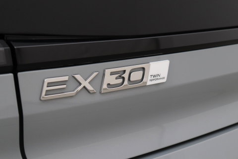 Volvo EX30 Cross Country Twin Motor Performance Ultra 69 kWh | Harman/Kardon | Panoramadak | 360° Camera | Warmtepomp | BLIS | Park Pilot Assist | Stoel+Stuurverwarming