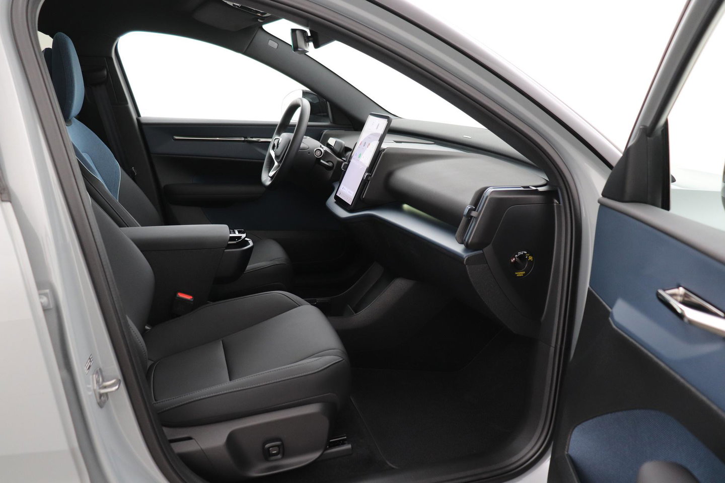 Volvo EX30 Cross Country Twin Motor Performance Ultra 69 kWh | Harman/Kardon | Panoramadak | 360° Camera | Warmtepomp | BLIS | Park Pilot Assist | Stoel+Stuurverwarming