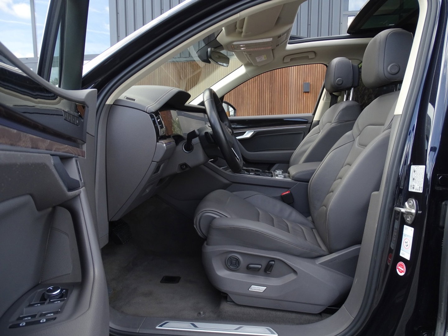 Volkswagen Touareg 3.0 TSI e-Hybrid 381PK / pano / matrix / 360°