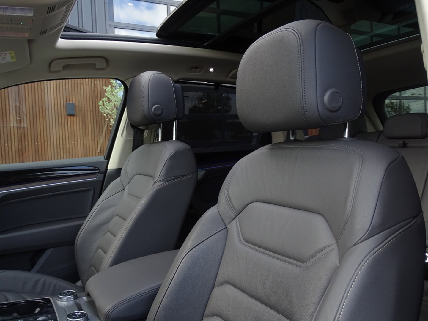 Volkswagen Touareg 3.0 TSI e-Hybrid 381PK / pano / matrix / 360°