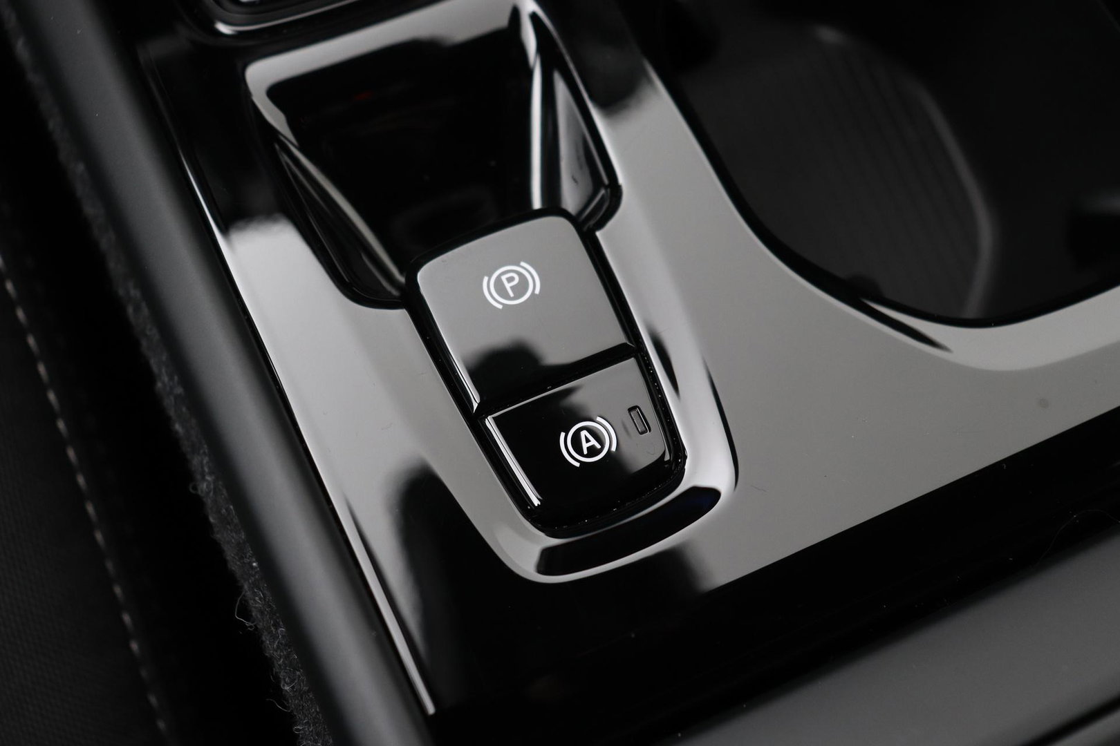 Volvo XC40 2.0 B3 Plus Black Edition | Harman/Kardon | Pilot Assist | Camera | BLIS | Memory | Stoel+Stuurverwarming | Keyless | ACC | 20 Inch