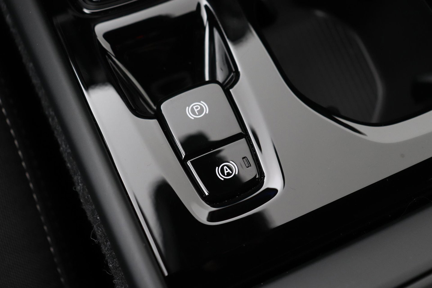 Volvo XC40 2.0 B3 Plus Black Edition | Harman/Kardon | Pilot Assist | Camera | BLIS | Memory | Stoel+Stuurverwarming | Keyless | ACC | 20 Inch