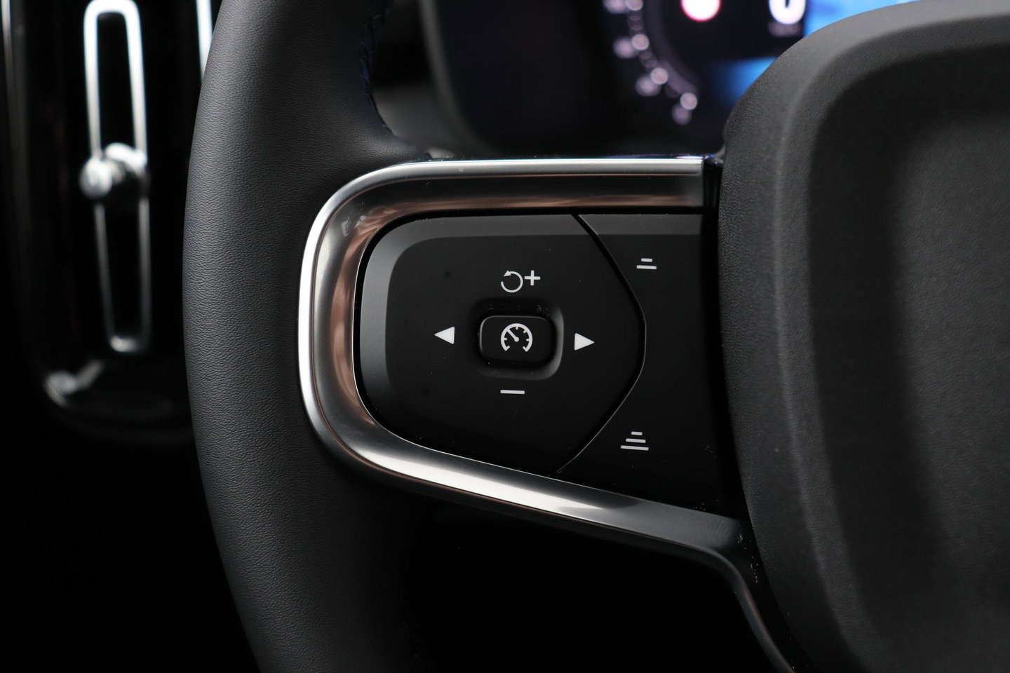 Volvo XC40 2.0 B3 Plus Black Edition | Harman/Kardon | Pilot Assist | Camera | BLIS | Memory | Stoel+Stuurverwarming | Keyless | ACC | 20 Inch