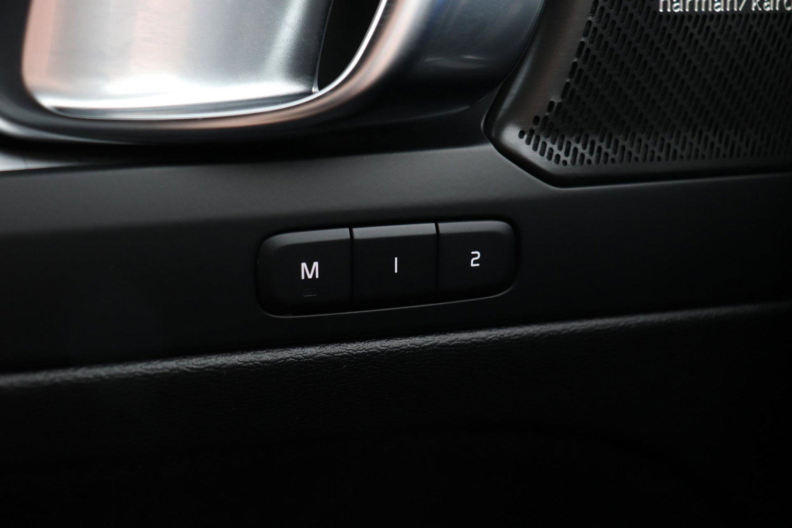 Volvo XC40 2.0 B3 Plus Black Edition | Harman/Kardon | Pilot Assist | Camera | BLIS | Memory | Stoel+Stuurverwarming | Keyless | ACC | 20 Inch
