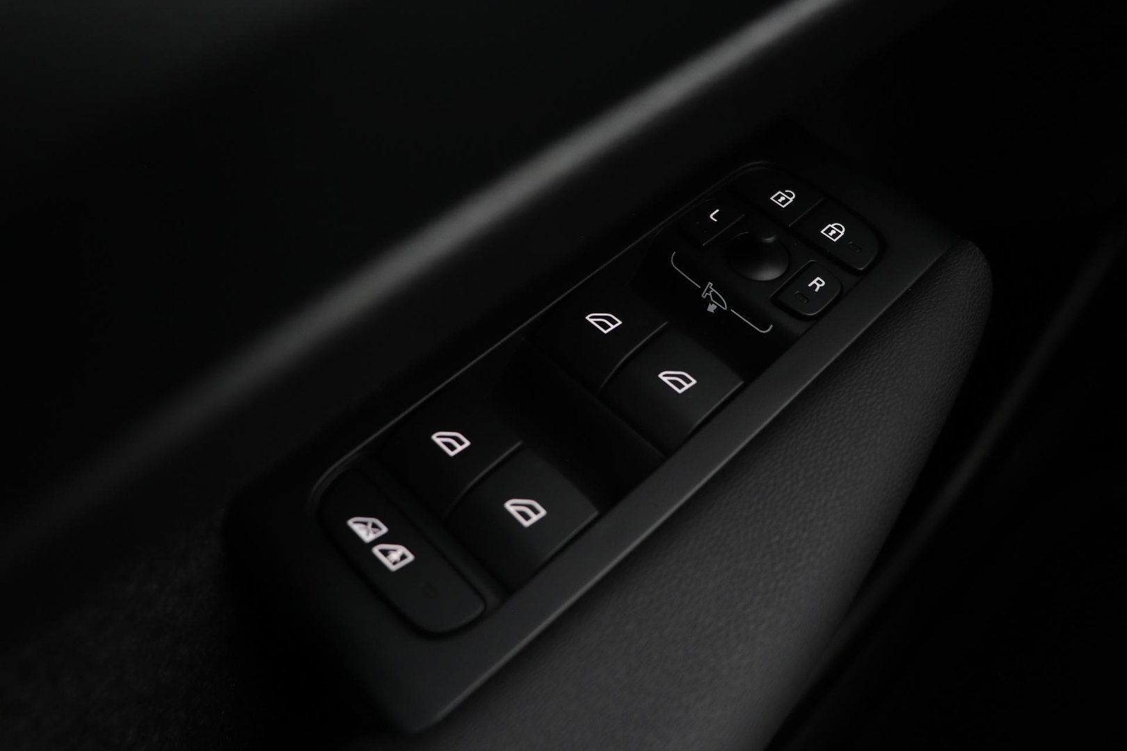 Volvo XC40 2.0 B3 Plus Black Edition | Harman/Kardon | Pilot Assist | Camera | BLIS | Memory | Stoel+Stuurverwarming | Keyless | ACC | 20 Inch