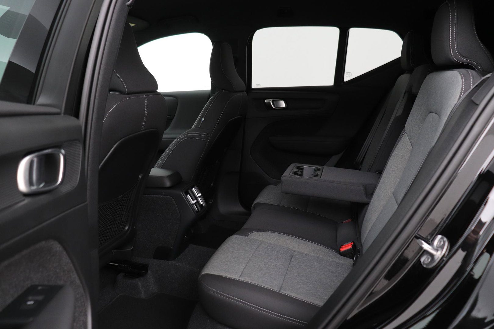 Volvo XC40 2.0 B3 Plus Black Edition | Harman/Kardon | Pilot Assist | Camera | BLIS | Memory | Stoel+Stuurverwarming | Keyless | ACC | 20 Inch