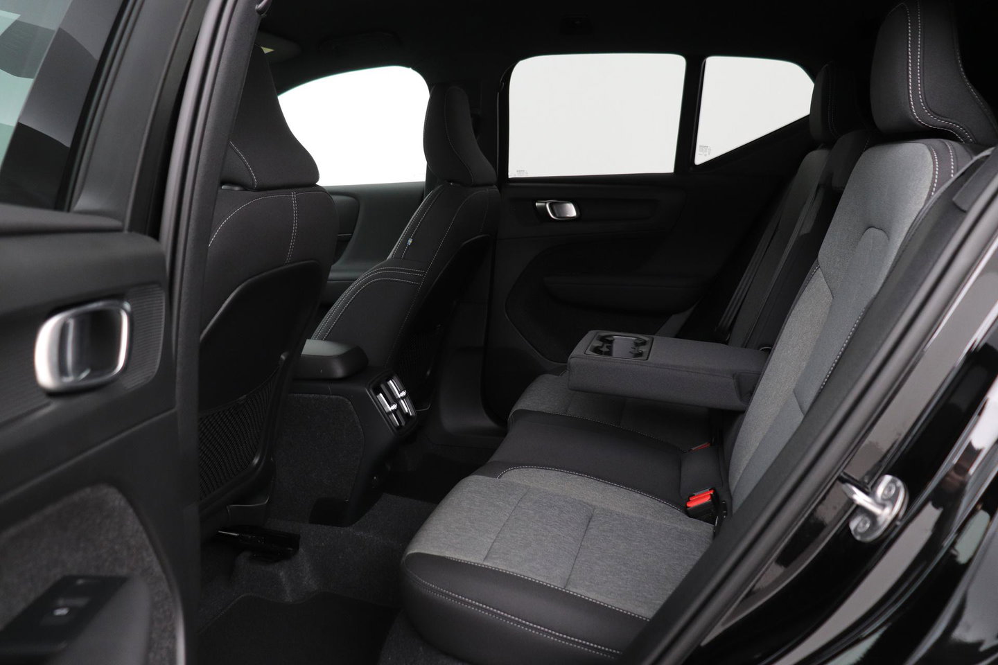Volvo XC40 2.0 B3 Plus Black Edition | Harman/Kardon | Pilot Assist | Camera | BLIS | Memory | Stoel+Stuurverwarming | Keyless | ACC | 20 Inch