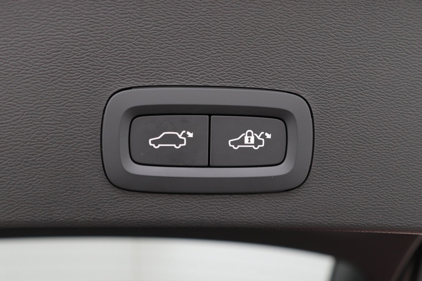 Volvo XC40 2.0 B3 Plus Black Edition | Harman/Kardon | Pilot Assist | Camera | BLIS | Memory | Stoel+Stuurverwarming | Keyless | ACC | 20 Inch