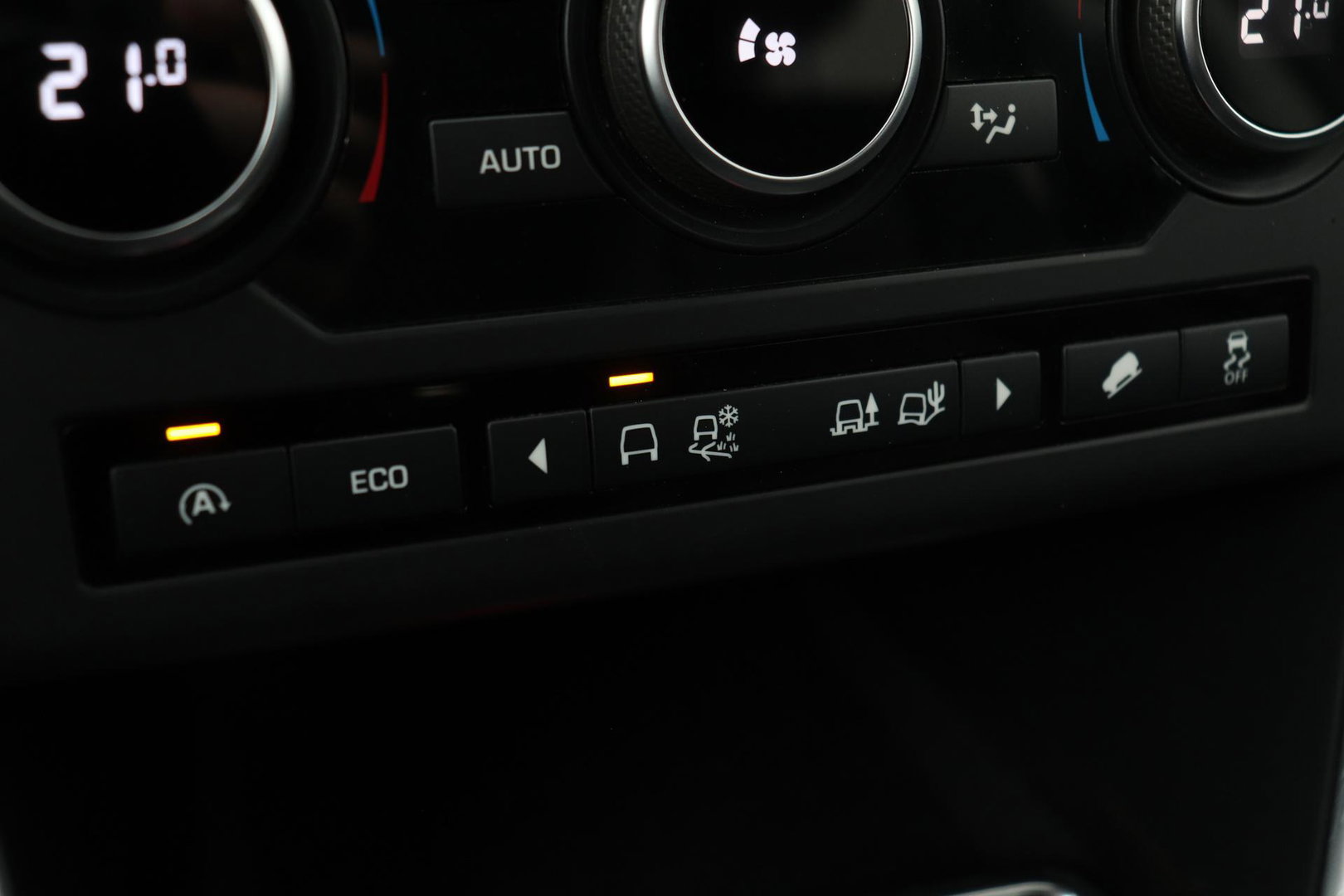 Land Rover Discovery Sport 2.0 TD4 HSE Luxury | Trekhaak | Leder | Stoel- stuurverwarming | 20 inch | Keyless