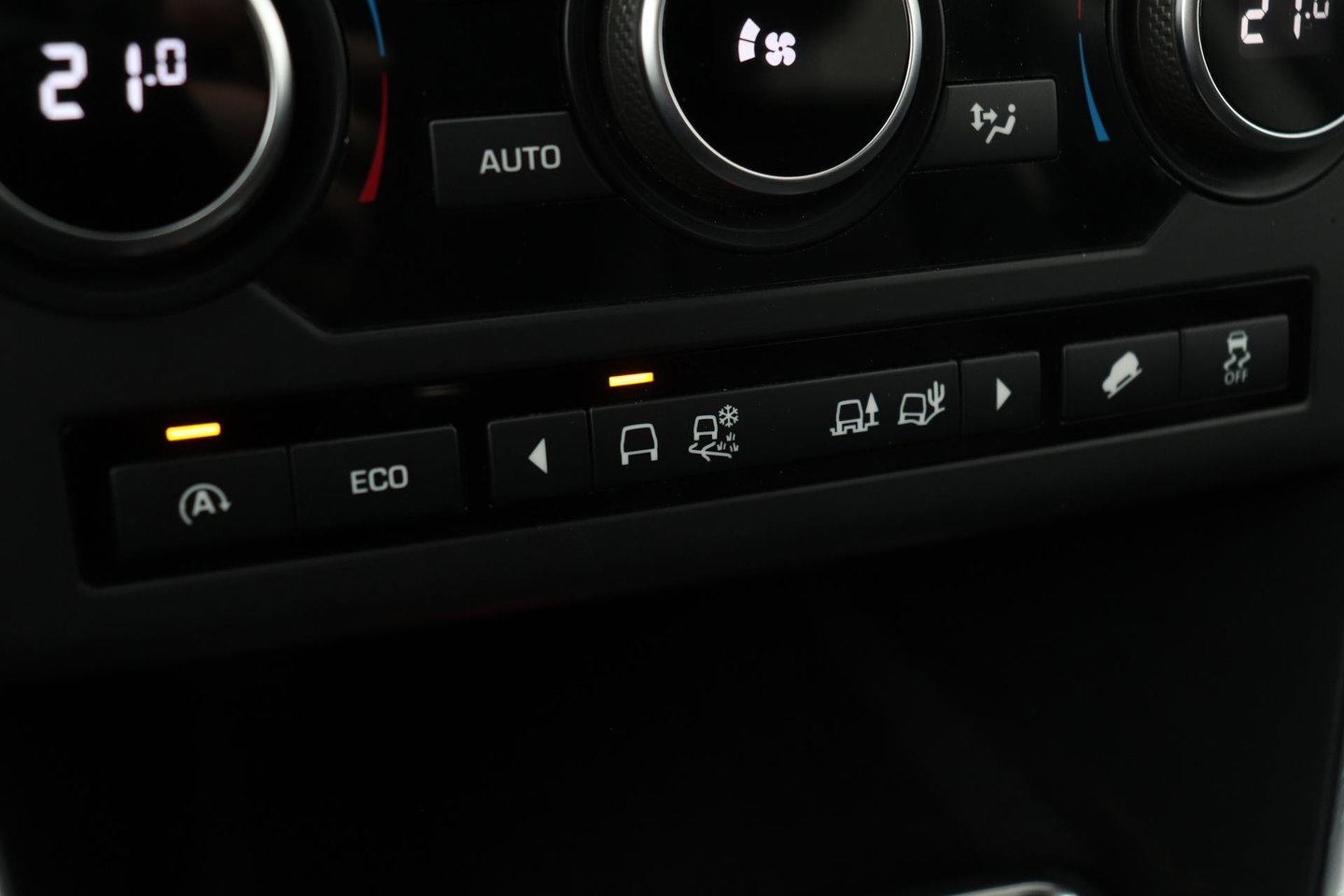 Land Rover Discovery Sport 2.0 TD4 HSE Luxury | Trekhaak | Leder | Stoel- stuurverwarming | 20 inch | Keyless