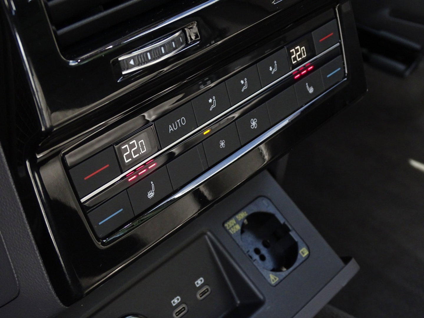 Volkswagen Touareg 3.0 TSI e-Hybrid 381PK / pano / matrix / 360°