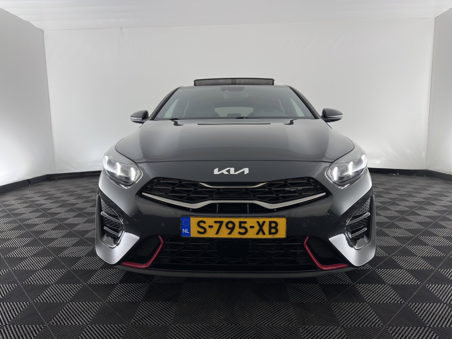 Kia ProCeed 1.6 T-GDi GT (INCL.BTW) *PANO | LEATHER-MICROFIBRE | FULL-LED | MEMORY-PACK | JBL-SOUND | ADAPTIVE-CRUISE | BLIND-SPOT | HEATED-SPORTSEATS | CAMERA | KEYLESS | DIGI-COCKPIT | NAVI-FULLMAP | PRIVACY-GLASS