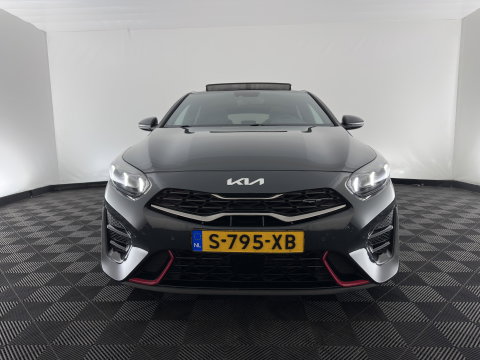 Kia ProCeed 1.6 T-GDi GT (INCL.BTW) *PANO | LEATHER-MICROFIBRE | FULL-LED | MEMORY-PACK | JBL-SOUND | ADAPTIVE-CRUISE | BLIND-SPOT | HEATED-SPORTSEATS | CAMERA | KEYLESS | DIGI-COCKPIT | NAVI-FULLMAP | PRIVACY-GLASS