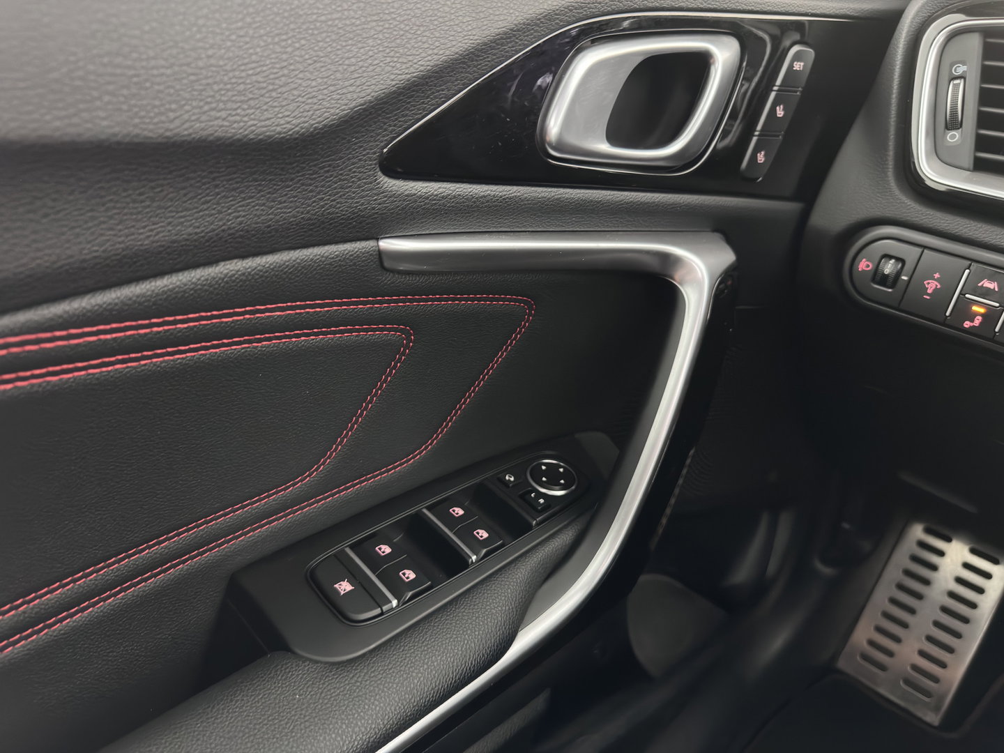 Kia ProCeed 1.6 T-GDi GT (INCL.BTW) *PANO | LEATHER-MICROFIBRE | FULL-LED | MEMORY-PACK | JBL-SOUND | ADAPTIVE-CRUISE | BLIND-SPOT | HEATED-SPORTSEATS | CAMERA | KEYLESS | DIGI-COCKPIT | NAVI-FULLMAP | PRIVACY-GLASS