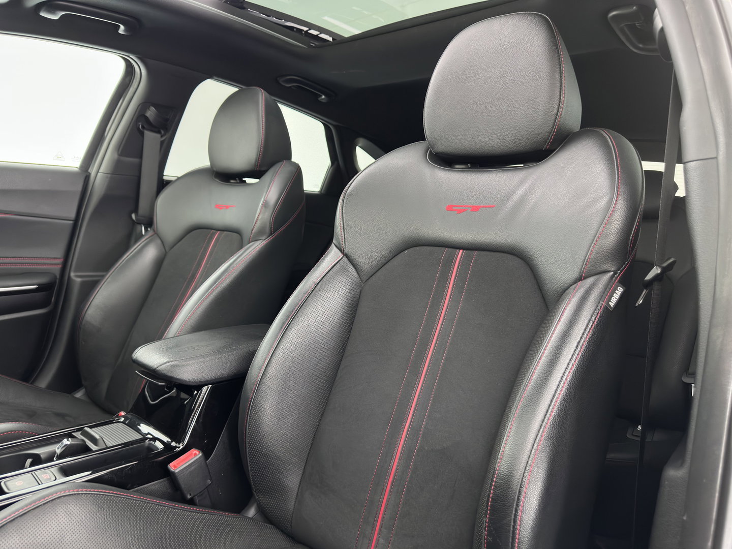 Kia ProCeed 1.6 T-GDi GT (INCL.BTW) *PANO | LEATHER-MICROFIBRE | FULL-LED | MEMORY-PACK | JBL-SOUND | ADAPTIVE-CRUISE | BLIND-SPOT | HEATED-SPORTSEATS | CAMERA | KEYLESS | DIGI-COCKPIT | NAVI-FULLMAP | PRIVACY-GLASS