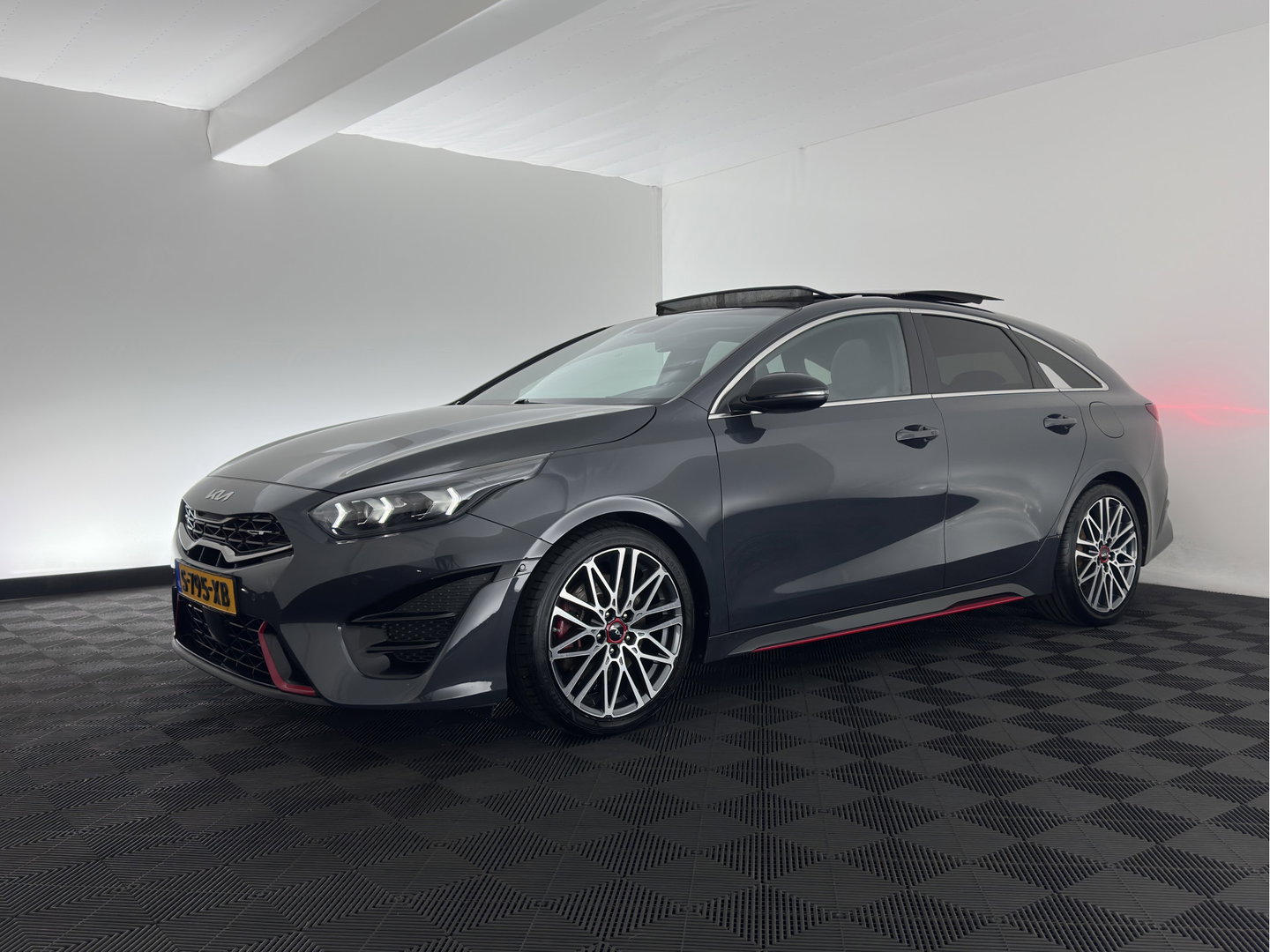 Kia ProCeed 1.6 T-GDi GT (INCL.BTW) *PANO | LEATHER-MICROFIBRE | FULL-LED | MEMORY-PACK | JBL-SOUND | ADAPTIVE-CRUISE | BLIND-SPOT | HEATED-SPORTSEATS | CAMERA | KEYLESS | DIGI-COCKPIT | NAVI-FULLMAP | PRIVACY-GLASS