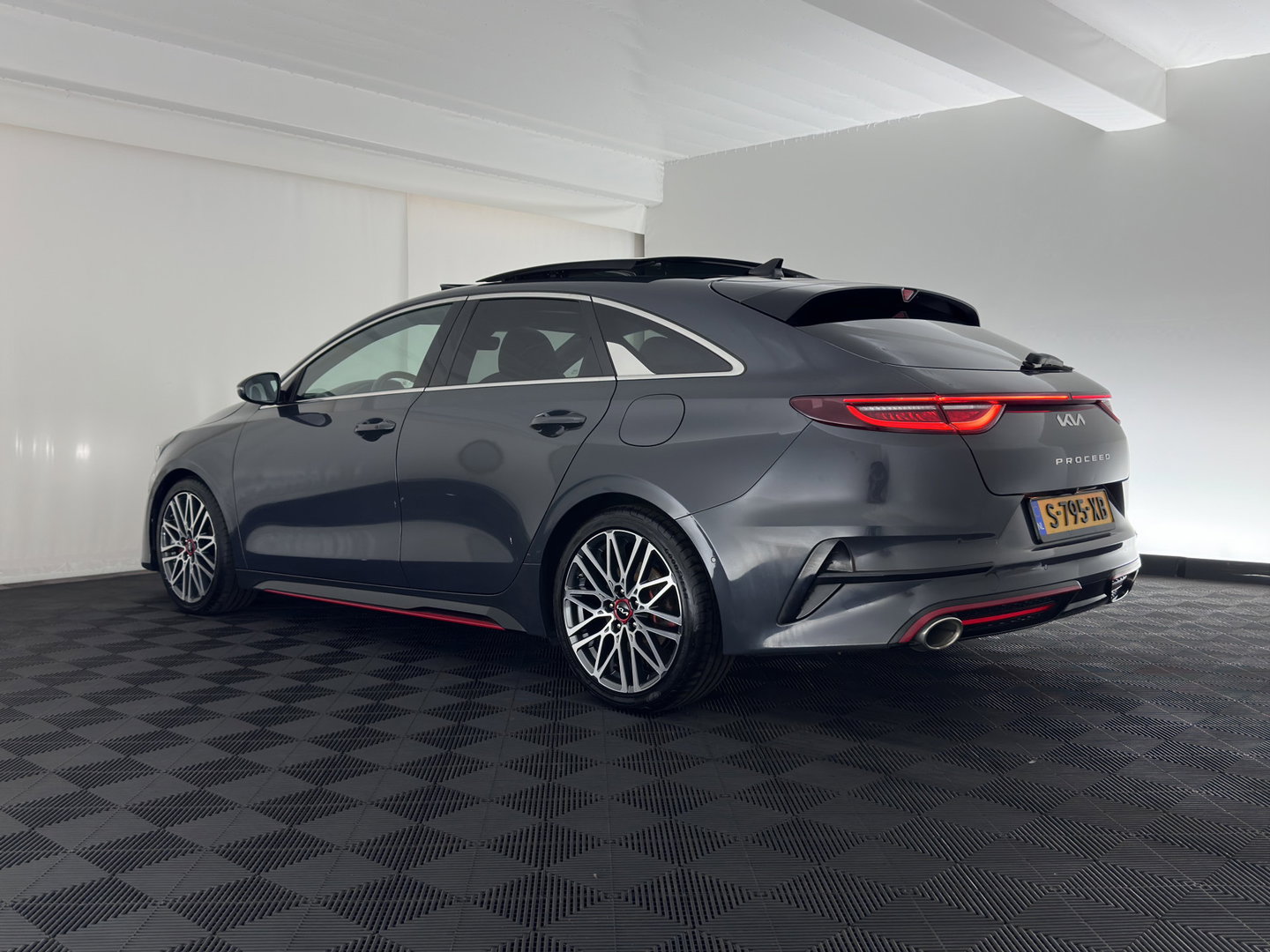 Kia ProCeed 1.6 T-GDi GT (INCL.BTW) *PANO | LEATHER-MICROFIBRE | FULL-LED | MEMORY-PACK | JBL-SOUND | ADAPTIVE-CRUISE | BLIND-SPOT | HEATED-SPORTSEATS | CAMERA | KEYLESS | DIGI-COCKPIT | NAVI-FULLMAP | PRIVACY-GLASS