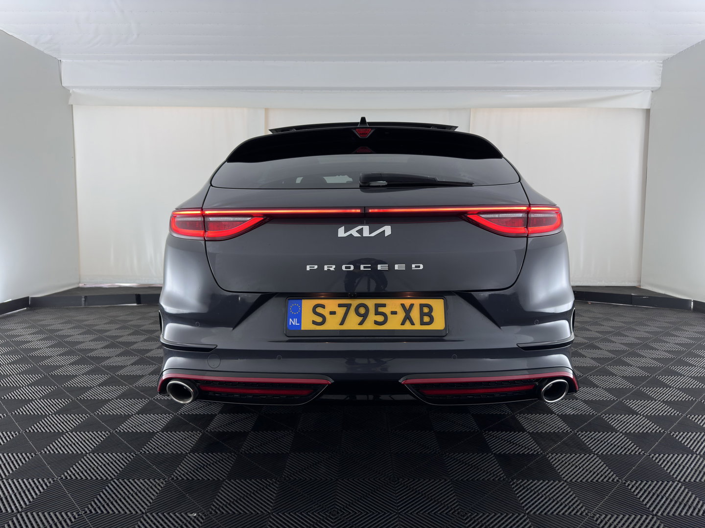 Kia ProCeed 1.6 T-GDi GT (INCL.BTW) *PANO | LEATHER-MICROFIBRE | FULL-LED | MEMORY-PACK | JBL-SOUND | ADAPTIVE-CRUISE | BLIND-SPOT | HEATED-SPORTSEATS | CAMERA | KEYLESS | DIGI-COCKPIT | NAVI-FULLMAP | PRIVACY-GLASS