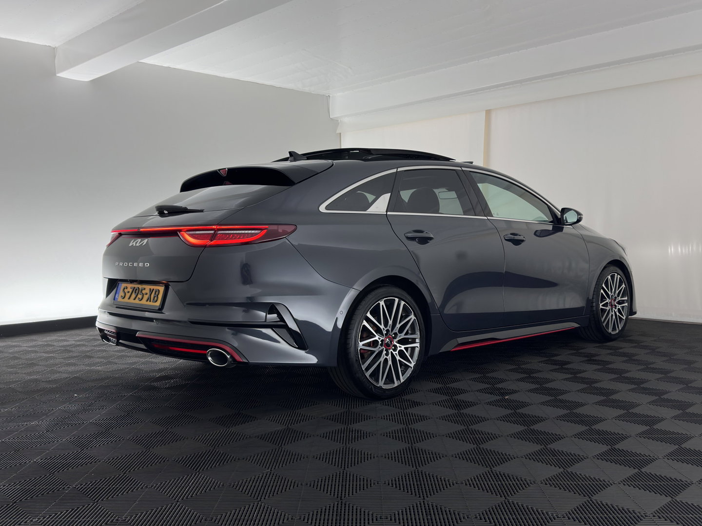 Kia ProCeed 1.6 T-GDi GT (INCL.BTW) *PANO | LEATHER-MICROFIBRE | FULL-LED | MEMORY-PACK | JBL-SOUND | ADAPTIVE-CRUISE | BLIND-SPOT | HEATED-SPORTSEATS | CAMERA | KEYLESS | DIGI-COCKPIT | NAVI-FULLMAP | PRIVACY-GLASS