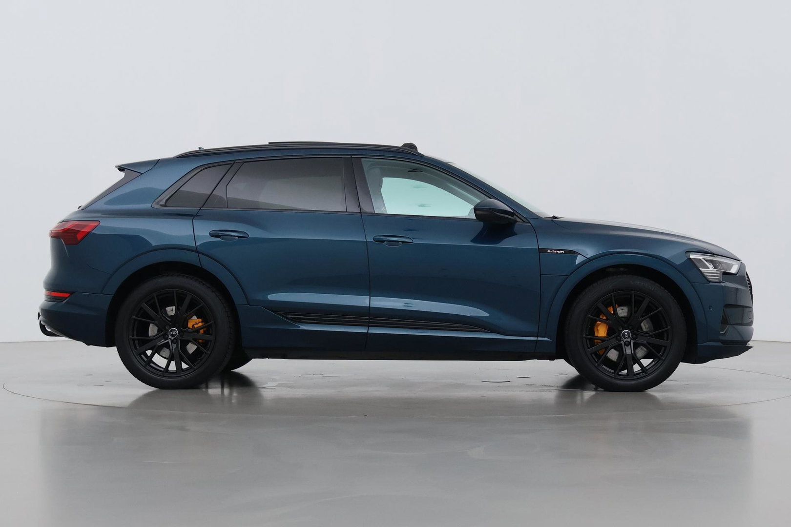 Audi e-tron 55 Quattro Advanced 95 kWh | Luchtvering | Panoramadak | 360° Camera | Trekhaak | Memory | Stoelverwarming | ACC | 21 Inch