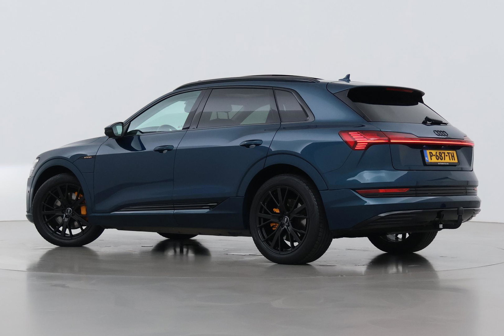 Audi e-tron 55 Quattro Advanced 95 kWh | Luchtvering | Panoramadak | 360° Camera | Trekhaak | Memory | Stoelverwarming | ACC | 21 Inch