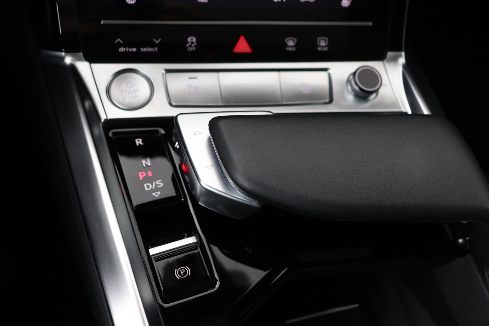 Audi e-tron 55 Quattro Advanced 95 kWh | Luchtvering | Panoramadak | 360° Camera | Trekhaak | Memory | Stoelverwarming | ACC | 21 Inch