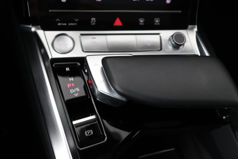 Audi e-tron 55 Quattro Advanced 95 kWh | Luchtvering | Panoramadak | 360° Camera | Trekhaak | Memory | Stoelverwarming | ACC | 21 Inch