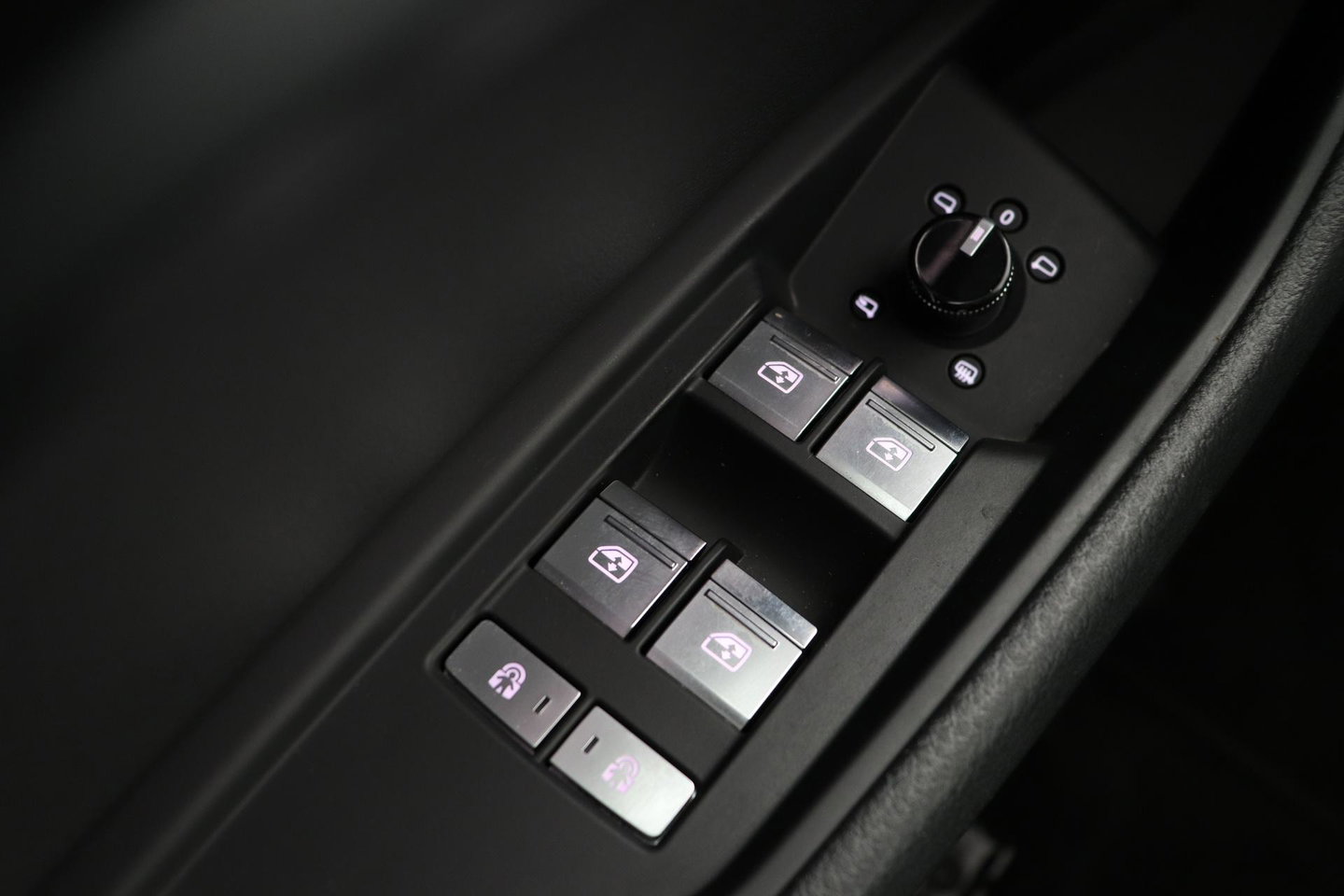 Audi e-tron 55 Quattro Advanced 95 kWh | Luchtvering | Panoramadak | 360° Camera | Trekhaak | Memory | Stoelverwarming | ACC | 21 Inch