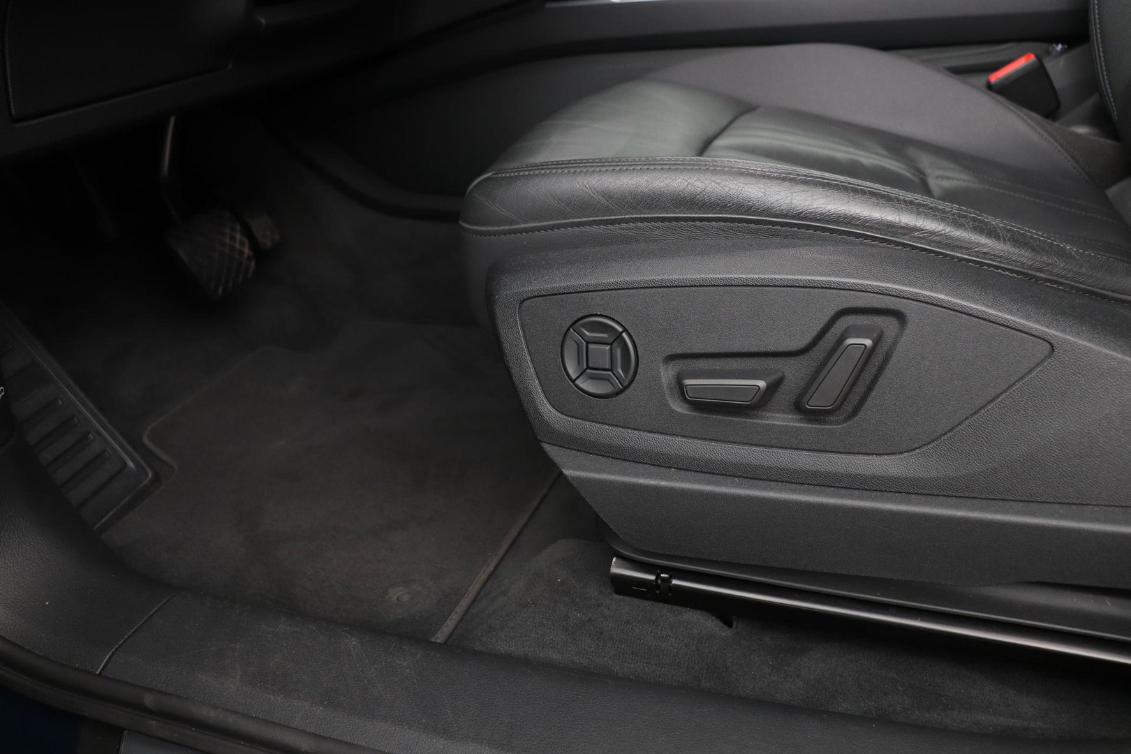 Audi e-tron 55 Quattro Advanced 95 kWh | Luchtvering | Panoramadak | 360° Camera | Trekhaak | Memory | Stoelverwarming | ACC | 21 Inch