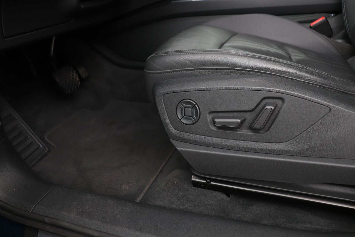 Audi e-tron 55 Quattro Advanced 95 kWh | Luchtvering | Panoramadak | 360° Camera | Trekhaak | Memory | Stoelverwarming | ACC | 21 Inch