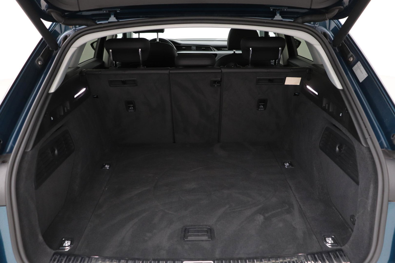 Audi e-tron 55 Quattro Advanced 95 kWh | Luchtvering | Panoramadak | 360° Camera | Trekhaak | Memory | Stoelverwarming | ACC | 21 Inch