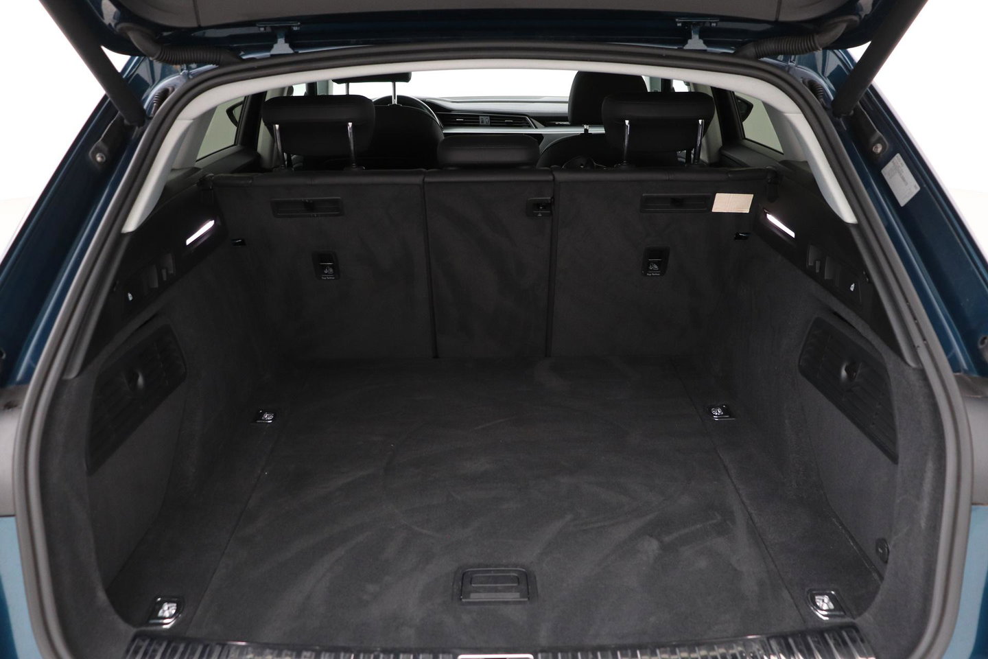Audi e-tron 55 Quattro Advanced 95 kWh | Luchtvering | Panoramadak | 360° Camera | Trekhaak | Memory | Stoelverwarming | ACC | 21 Inch
