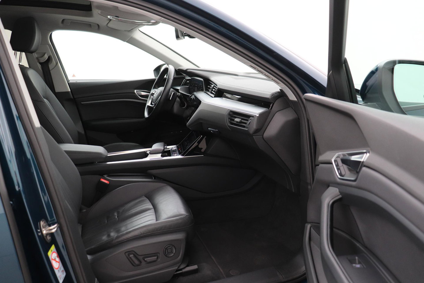 Audi e-tron 55 Quattro Advanced 95 kWh | Luchtvering | Panoramadak | 360° Camera | Trekhaak | Memory | Stoelverwarming | ACC | 21 Inch