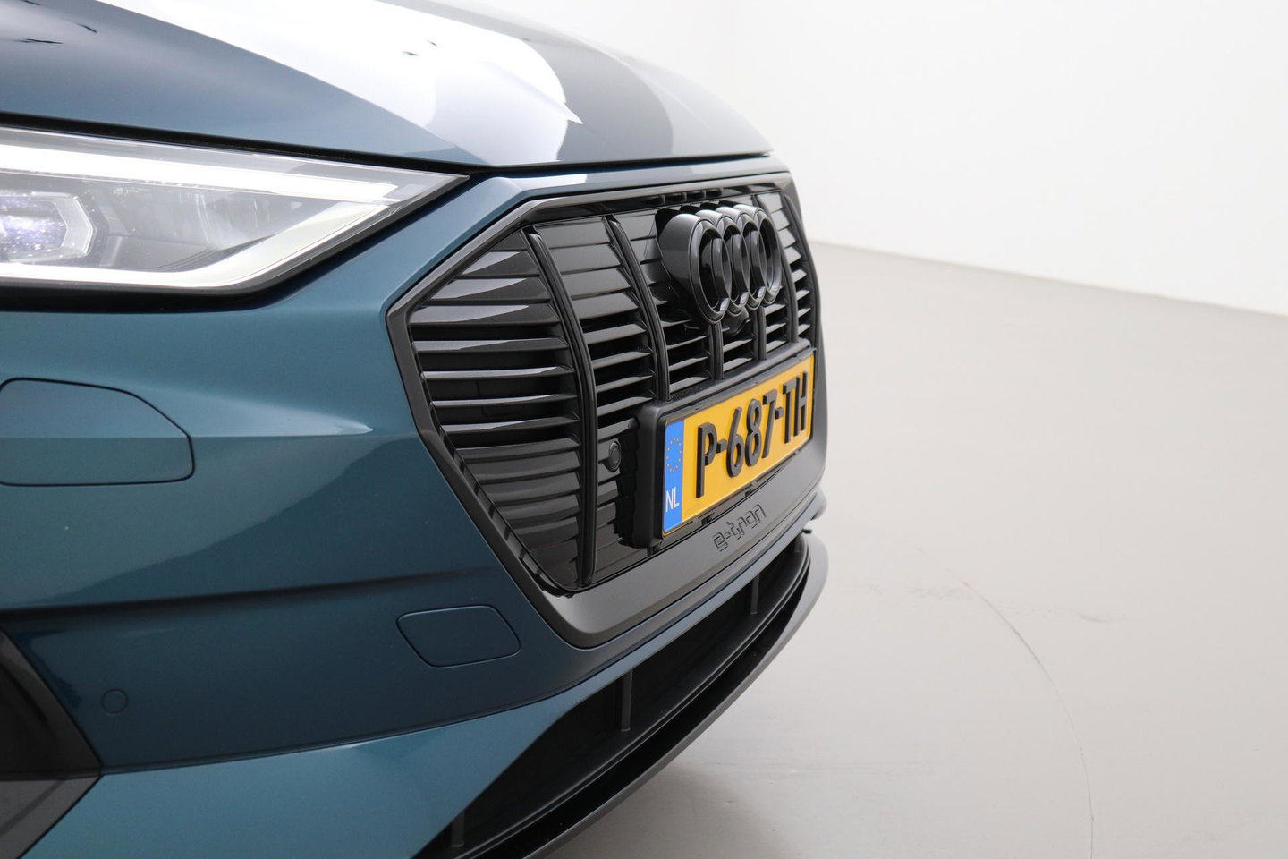 Audi e-tron 55 Quattro Advanced 95 kWh | Luchtvering | Panoramadak | 360° Camera | Trekhaak | Memory | Stoelverwarming | ACC | 21 Inch