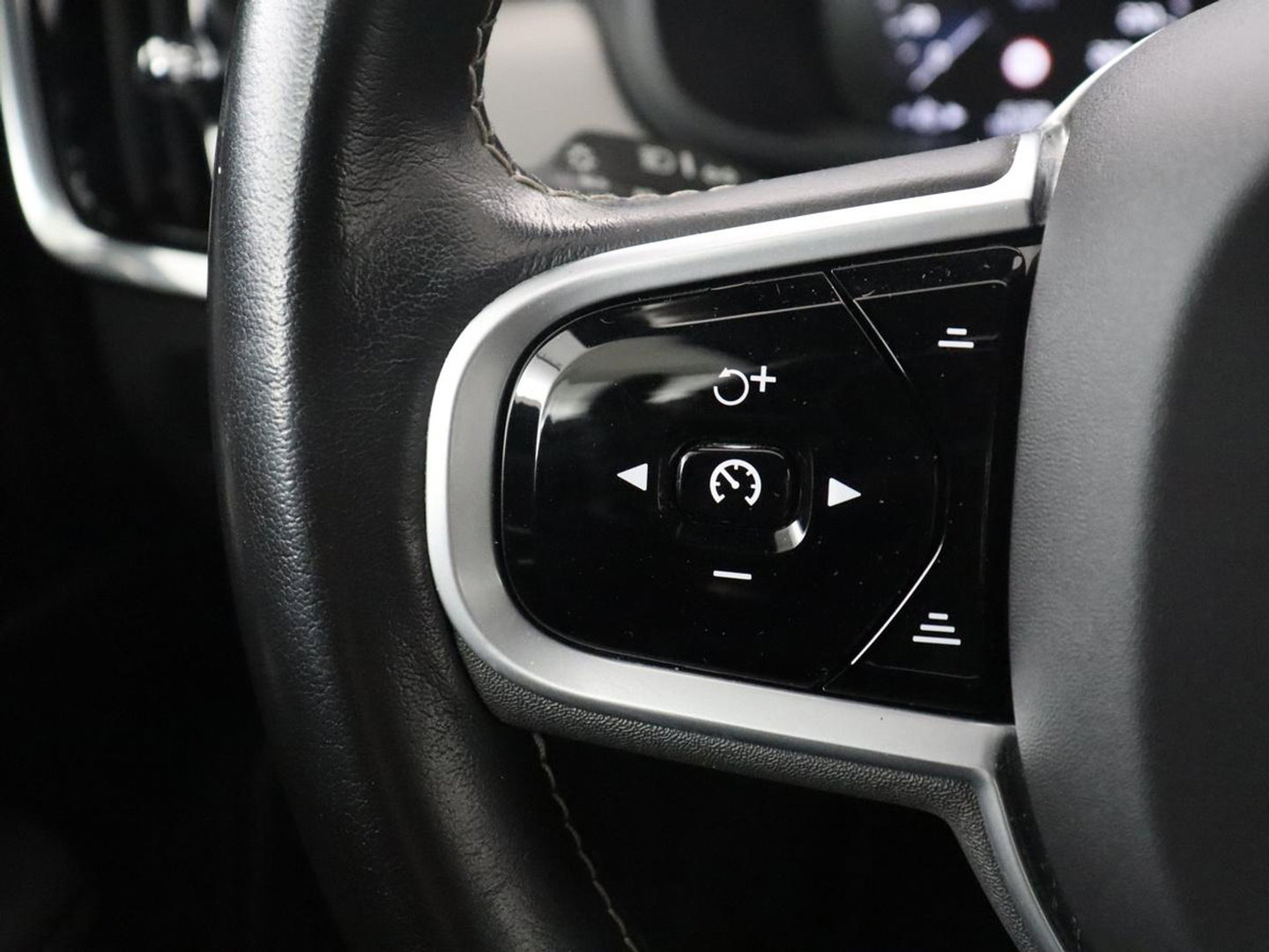 Volvo V90 2.0 B4 R-Design | Panoramadak | Leder | Stuur/stoelverwarming | Trekhaak | harman/kardon | Head-up | Adaptive cruise | 360 camera | Full LED |