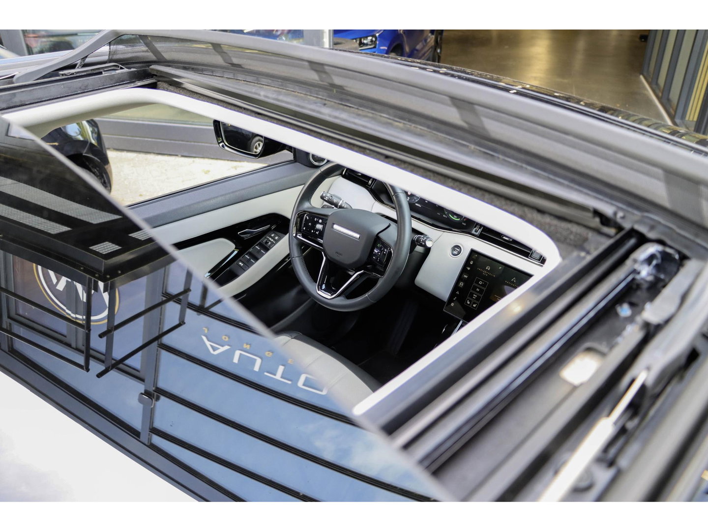 Land Rover Range Rover Evoque P300e PHEV AWD Panodak | Trekhaak | Head-up | Meridian Audio
