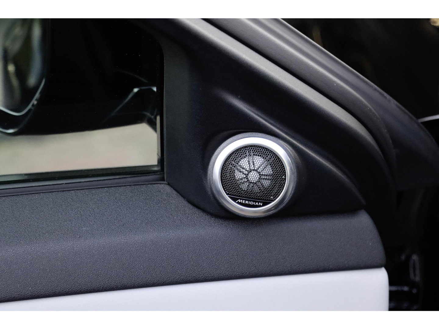 Land Rover Range Rover Evoque P300e PHEV AWD Panodak | Trekhaak | Head-up | Meridian Audio