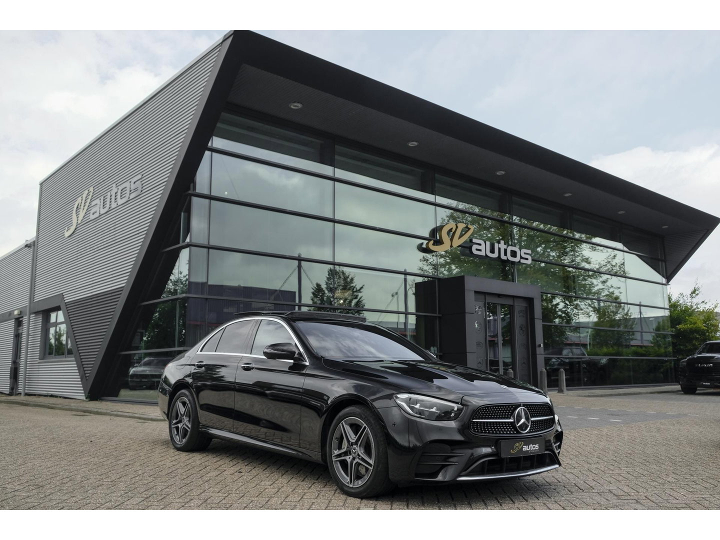 Mercedes-Benz E-Klasse E300e AMG 320pk Panoramadak Burmester Widescreen Leder NLauto 1e Eigenaar!