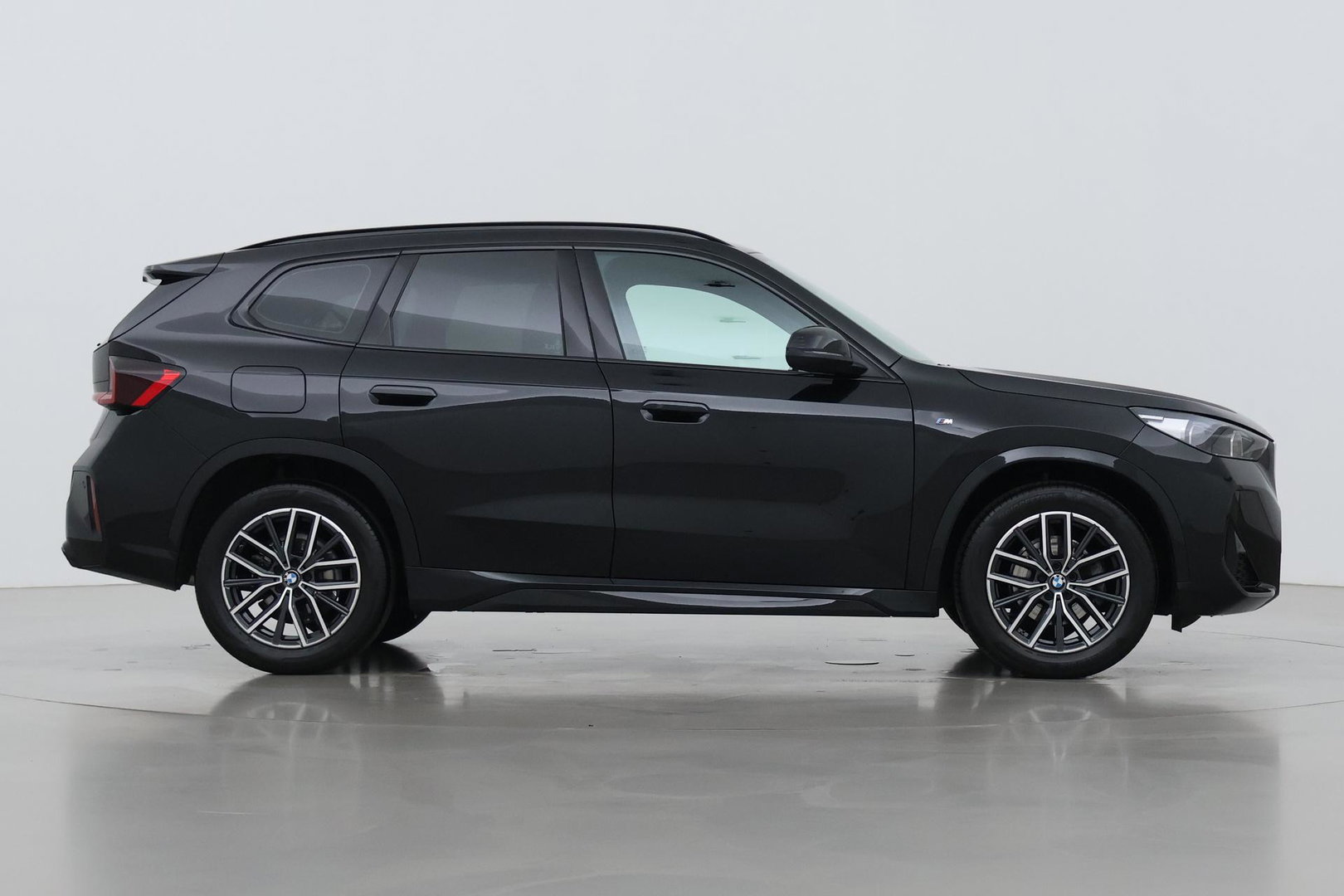 BMW X1 sDrive18i | M Sport | Adaptief M-Onderstel | Keyless Entry | Adaptieve LED | Stoelverwarming | Sportstoelen | Shadow Line