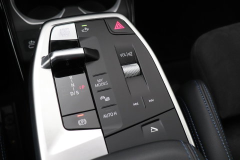 BMW X1 sDrive18i | M Sport | Adaptief M-Onderstel | Keyless Entry | Adaptieve LED | Stoelverwarming | Sportstoelen | Shadow Line