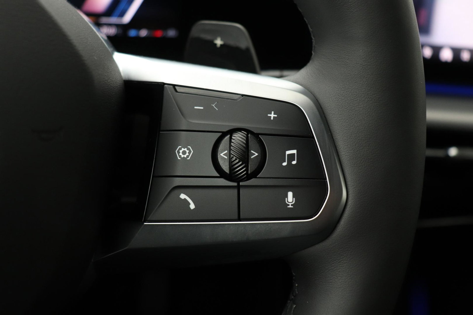 BMW X1 sDrive18i | M Sport | Adaptief M-Onderstel | Keyless Entry | Adaptieve LED | Stoelverwarming | Sportstoelen | Shadow Line