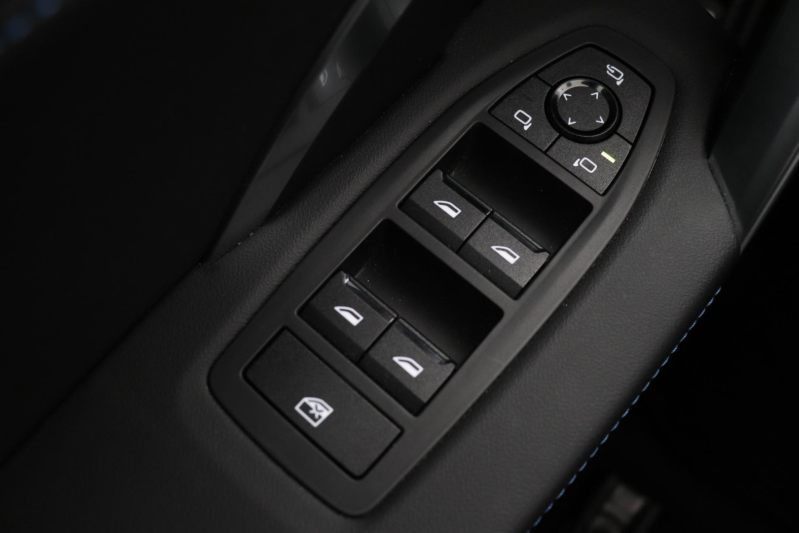 BMW X1 sDrive18i | M Sport | Adaptief M-Onderstel | Keyless Entry | Adaptieve LED | Stoelverwarming | Sportstoelen | Shadow Line