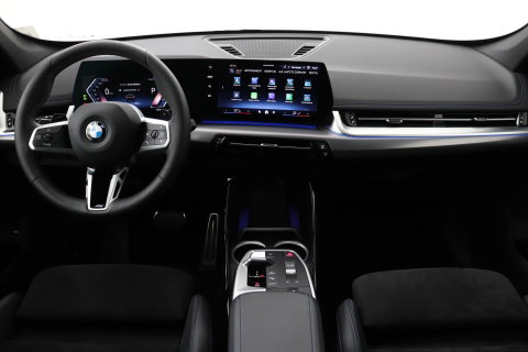 BMW X1 sDrive18i | M Sport | Adaptief M-Onderstel | Keyless Entry | Adaptieve LED | Stoelverwarming | Sportstoelen | Shadow Line