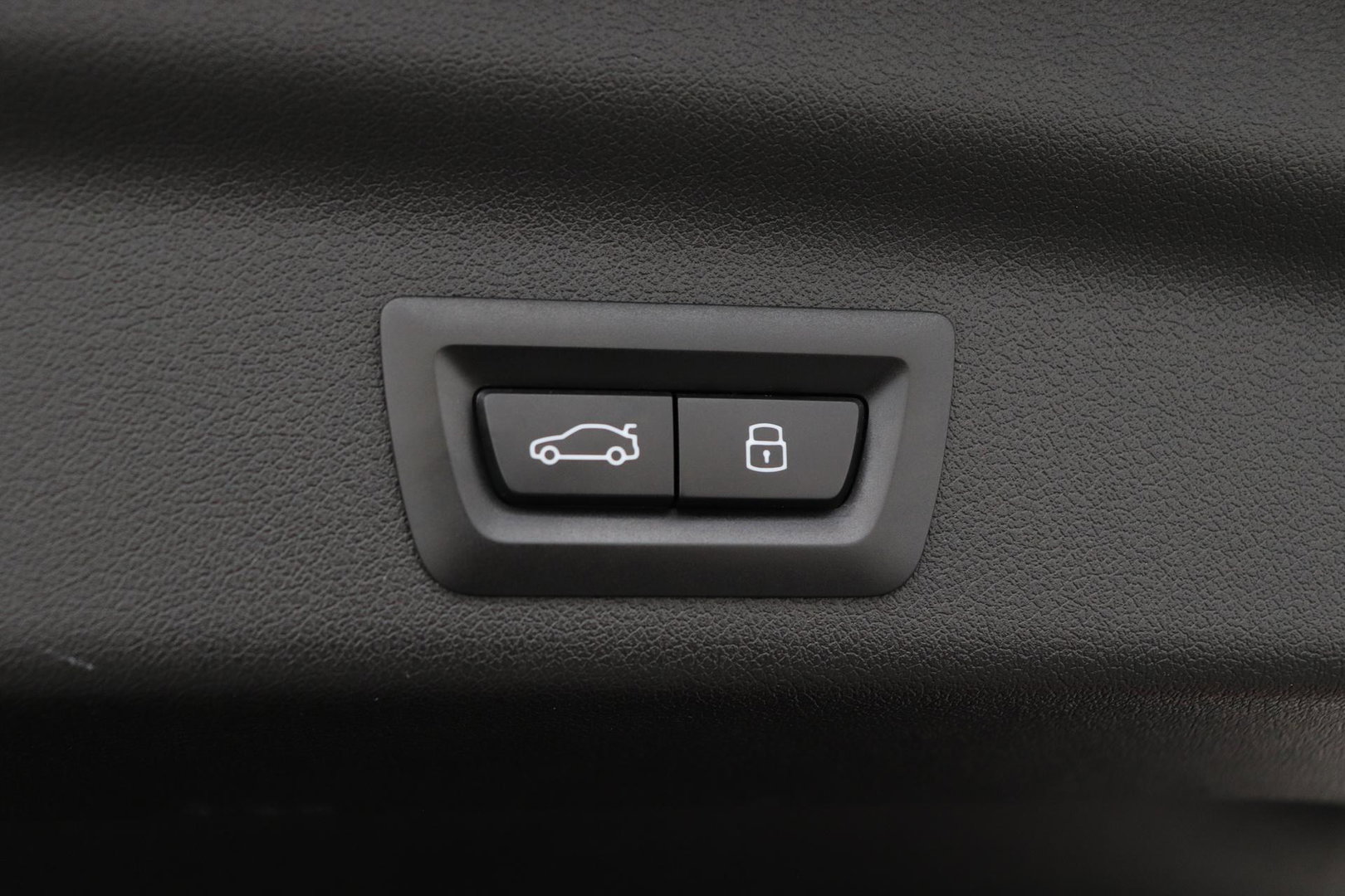 BMW X1 sDrive18i | M Sport | Adaptief M-Onderstel | Keyless Entry | Adaptieve LED | Stoelverwarming | Sportstoelen | Shadow Line