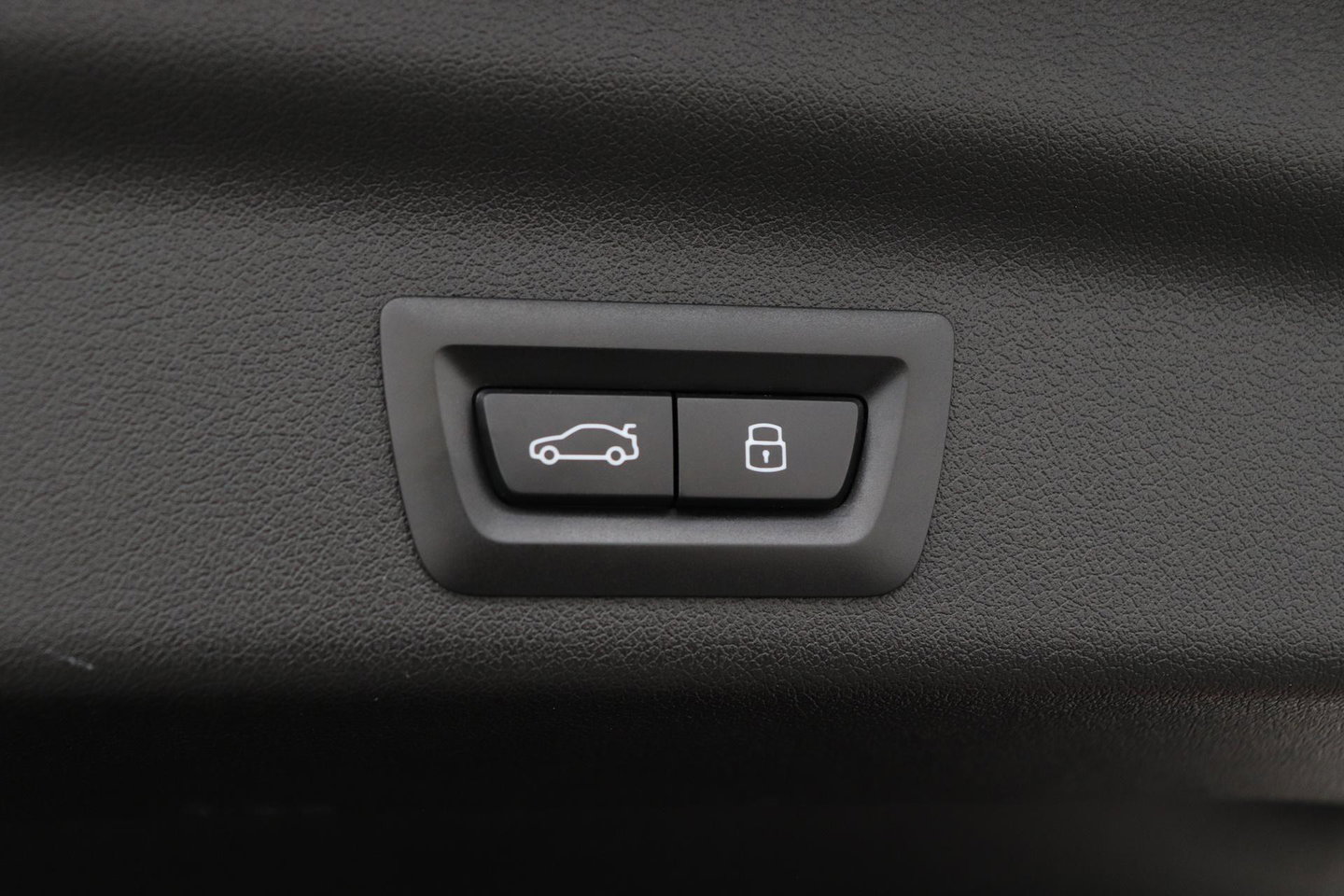 BMW X1 sDrive18i | M Sport | Adaptief M-Onderstel | Keyless Entry | Adaptieve LED | Stoelverwarming | Sportstoelen | Shadow Line