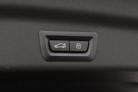 BMW X1 sDrive18i | M Sport | Adaptief M-Onderstel | Keyless Entry | Adaptieve LED | Stoelverwarming | Sportstoelen | Shadow Line