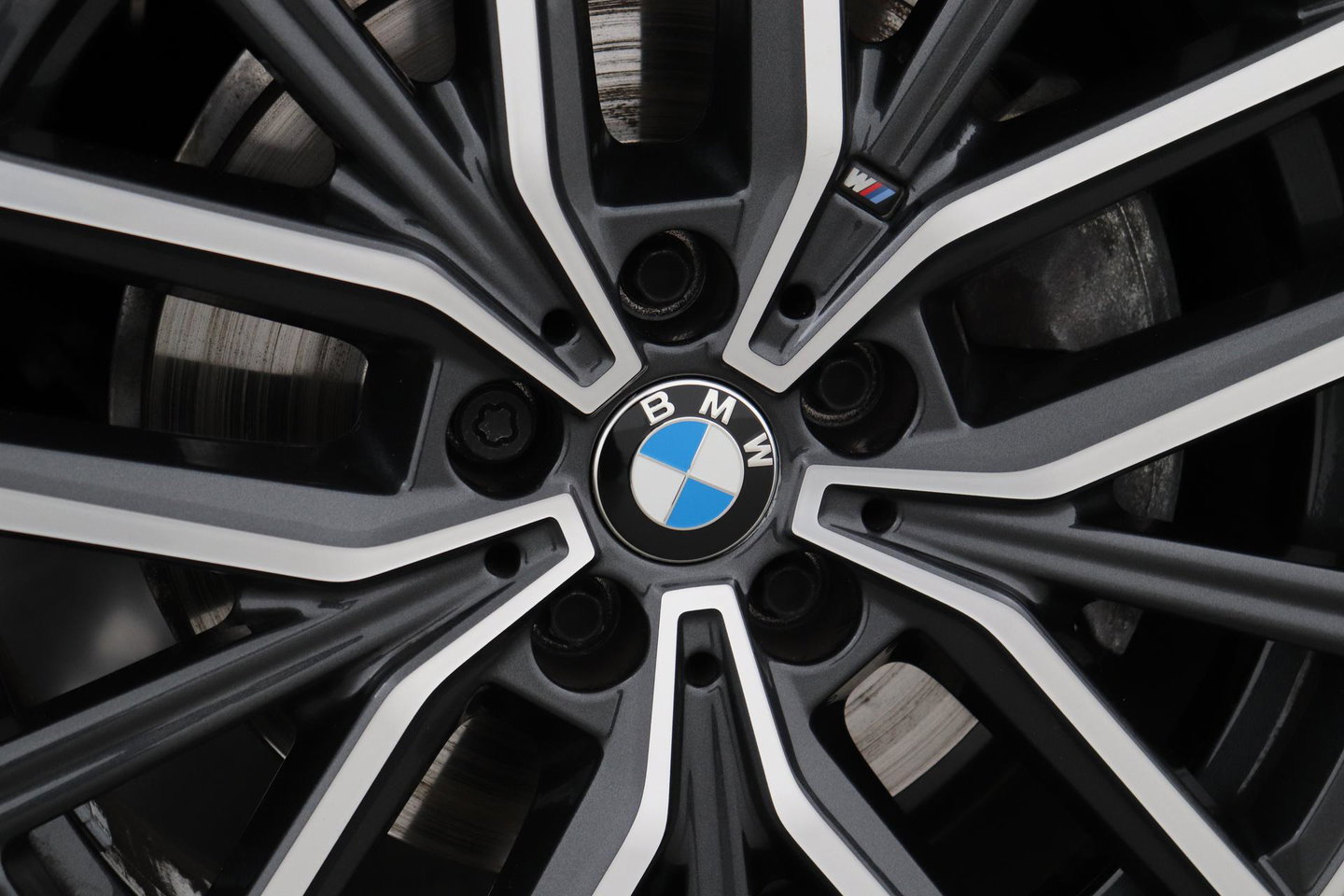 BMW X1 sDrive18i | M Sport | Adaptief M-Onderstel | Keyless Entry | Adaptieve LED | Stoelverwarming | Sportstoelen | Shadow Line