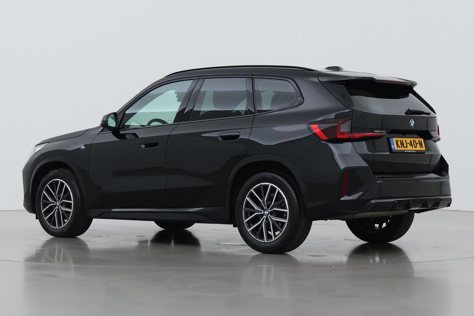 BMW X1 sDrive18i | M Sport | Adaptief M-Onderstel | Keyless Entry | Adaptieve LED | Stoelverwarming | Sportstoelen | Shadow Line