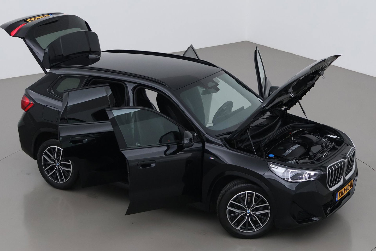 BMW X1 sDrive18i | M Sport | Adaptief M-Onderstel | Keyless Entry | Adaptieve LED | Stoelverwarming | Sportstoelen | Shadow Line